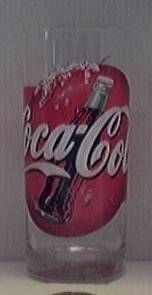 3243-62 € 2,50   coca cola glas logo met ijslkontjes en rand rondom H14 D6,5cm